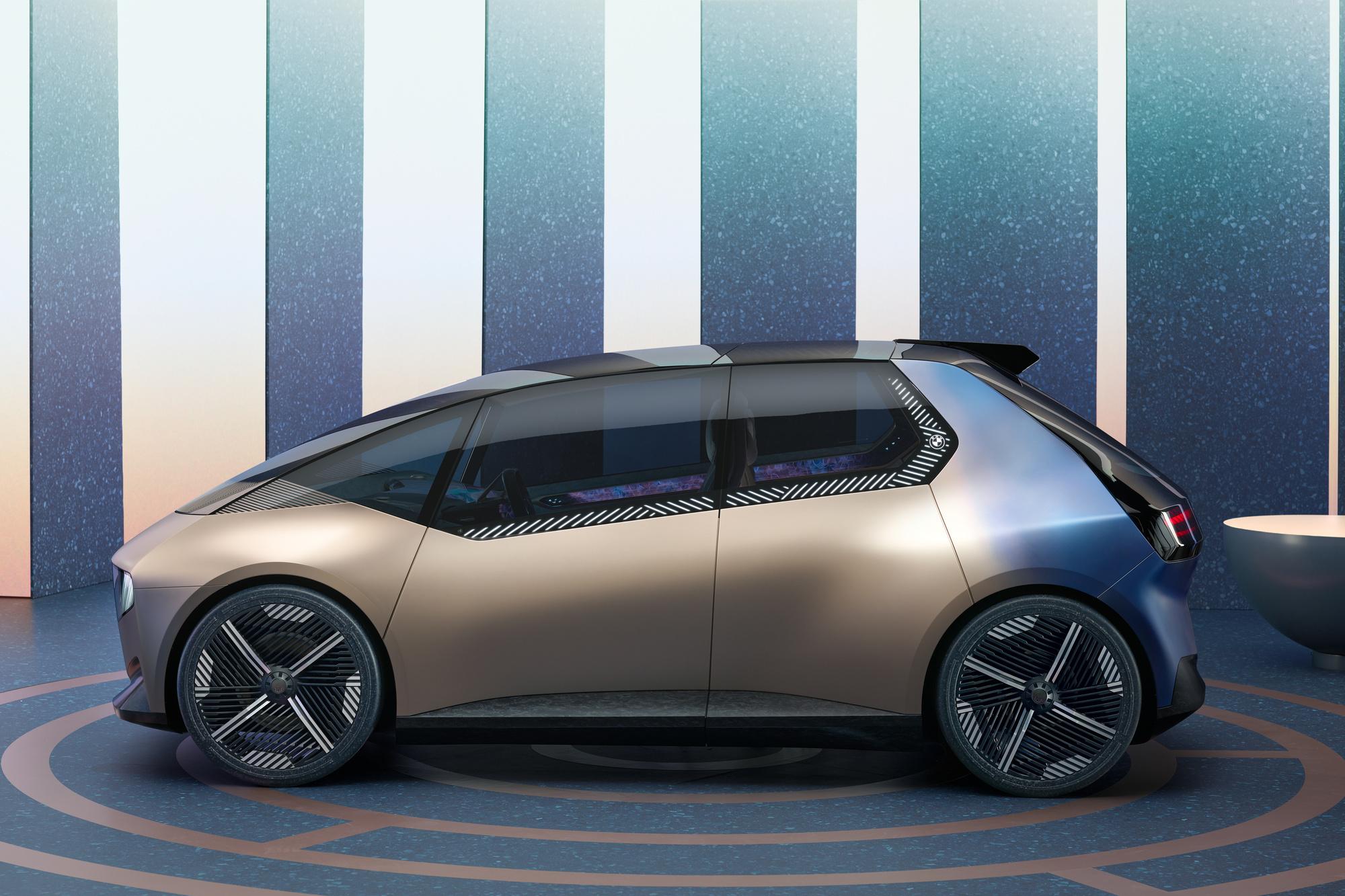 La BMW Circular prend la forme d'un monovolume pour maximiser le rapport encombrement/habitabilité.
