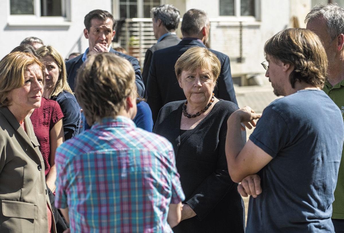 Angela Merkel au chevet des sinistrés des inondations de juillet pour relancer la campagne du candidat de la CDU.