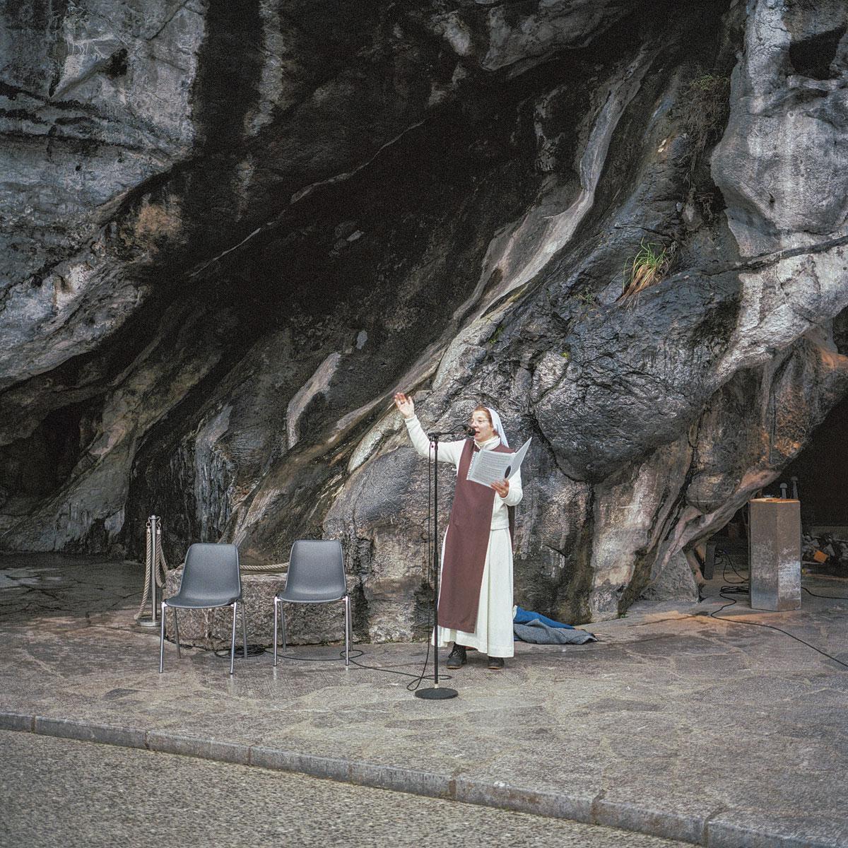 Du haut de ses 14 ans, Bernadette Soubirous a inscrit Lourdes et sa grotte de Massabielle dans l'histoire. La Sainte Vierge lui y aurait délivré des messages, lui demandant notamment de faire jaillir une source.