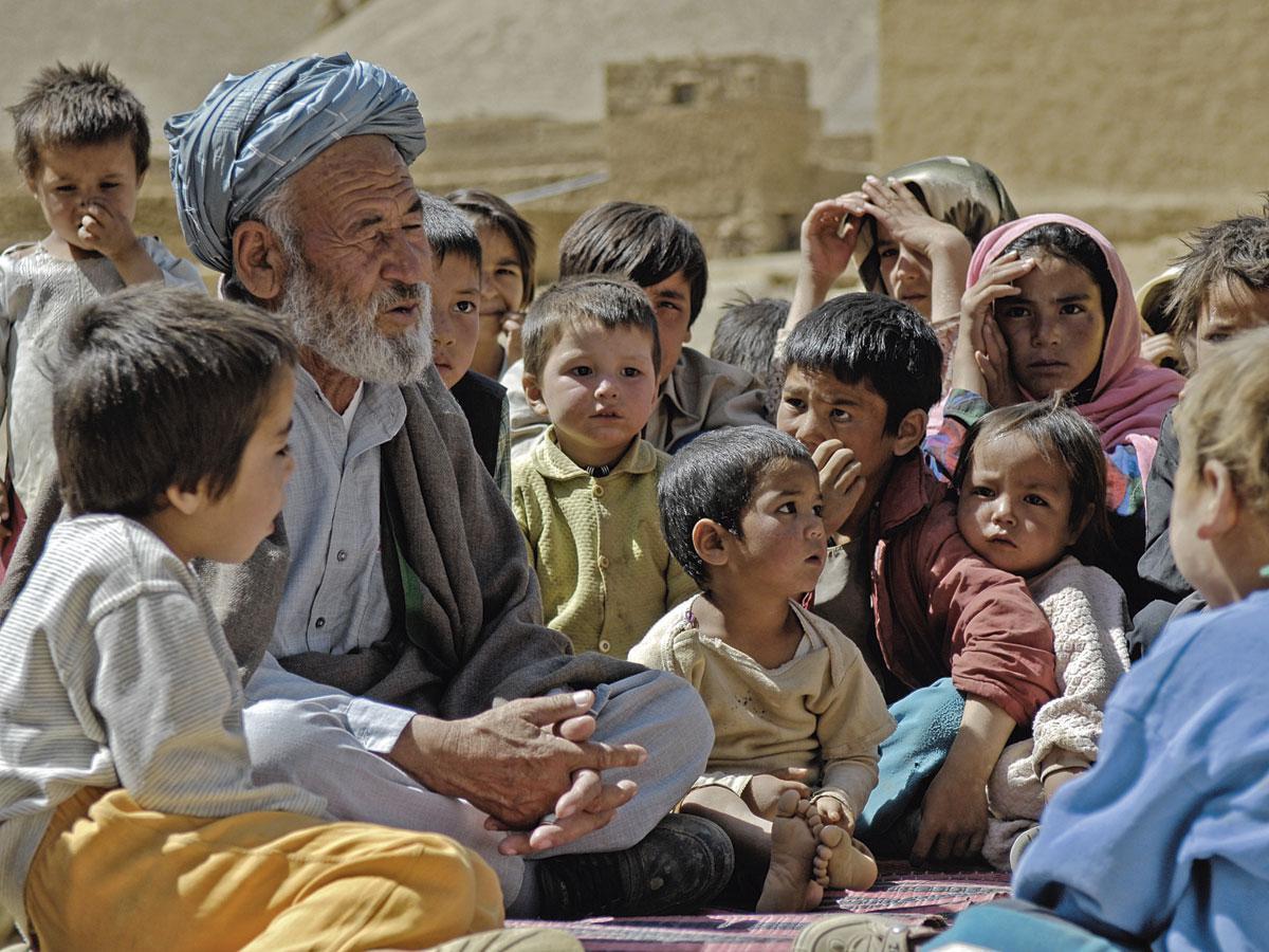 L'une des légendes les plus connues d'Afghanistan est celle qui entoure les bouddhas de Bâmiyân. Pour les habitants de cette ville, ils représentent les corps gravés de deux amants, Salsal et Shahmama, qui, par la puissance de leur amour, se seraient ainsi retrouvés immortalisés. Les nombreux contes dont ils font l'objet appartiennent à la tradition orale. En détruisant les bouddhas en mars 2001, les talibans ont anéanti des siècles d'histoire et une part importante de l'identité afghane.