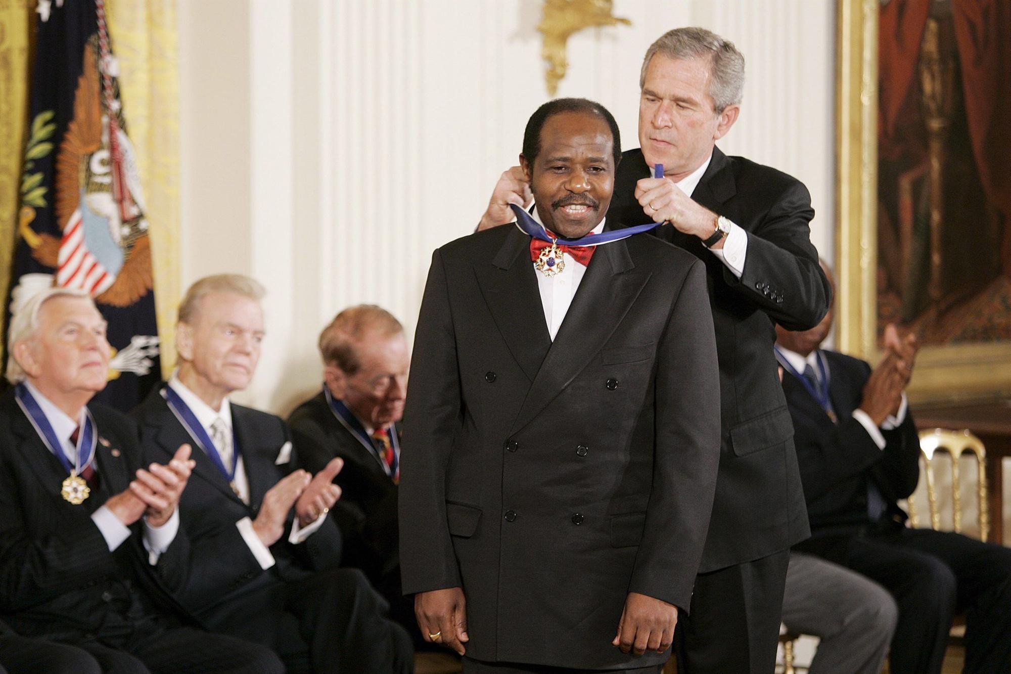En 2005, le président George Bush lui avait décerné la médaille présidentielle de la liberté. 