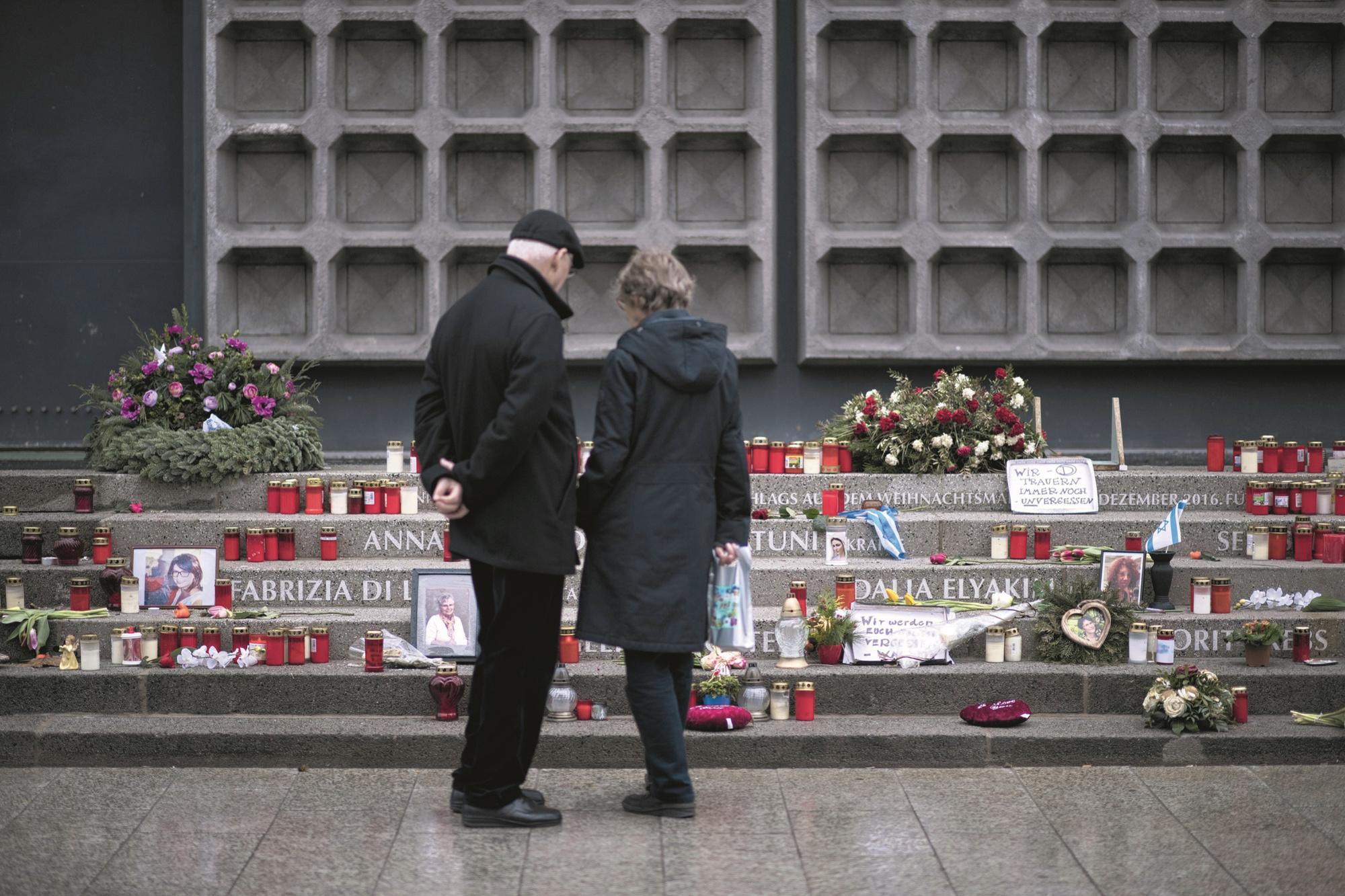 Le mémorial aux victimes de l'attentat du marché de Noël de 2016, dont les douze noms sont gravés sur les marches de l'église du Souvenir de Berlin.