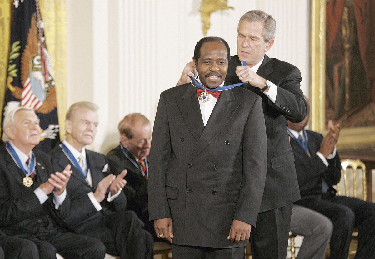 En 2005, le président Bush lui décernait la médaille de la liberté, la plus haute distinction civile aux Etats-Unis.