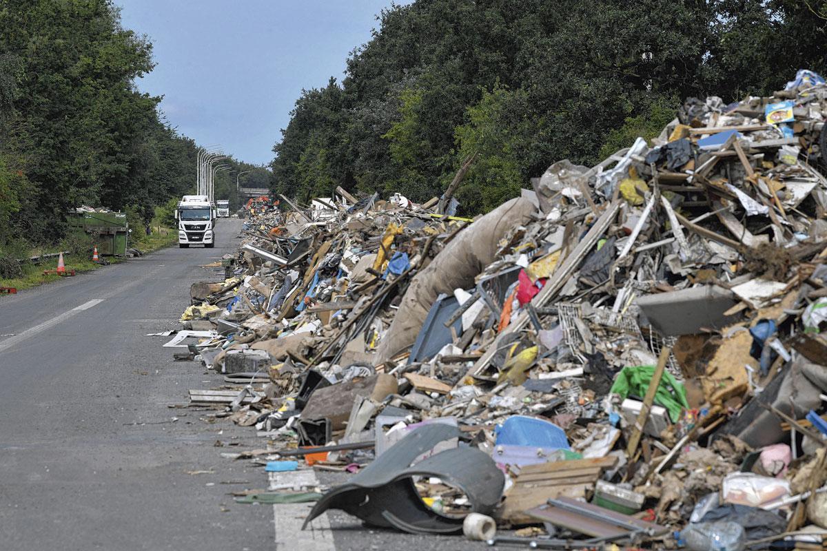 Des tonnes de débris, miroir de notre société du non-recyclable.