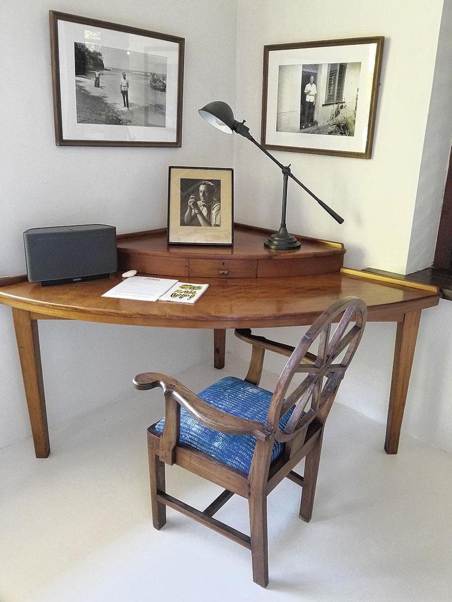 Sur ce bureau où trônait une machine à écrire plaquée or, l'écrivain-espion a rédigé douze romans et deux recueils de nouvelles.