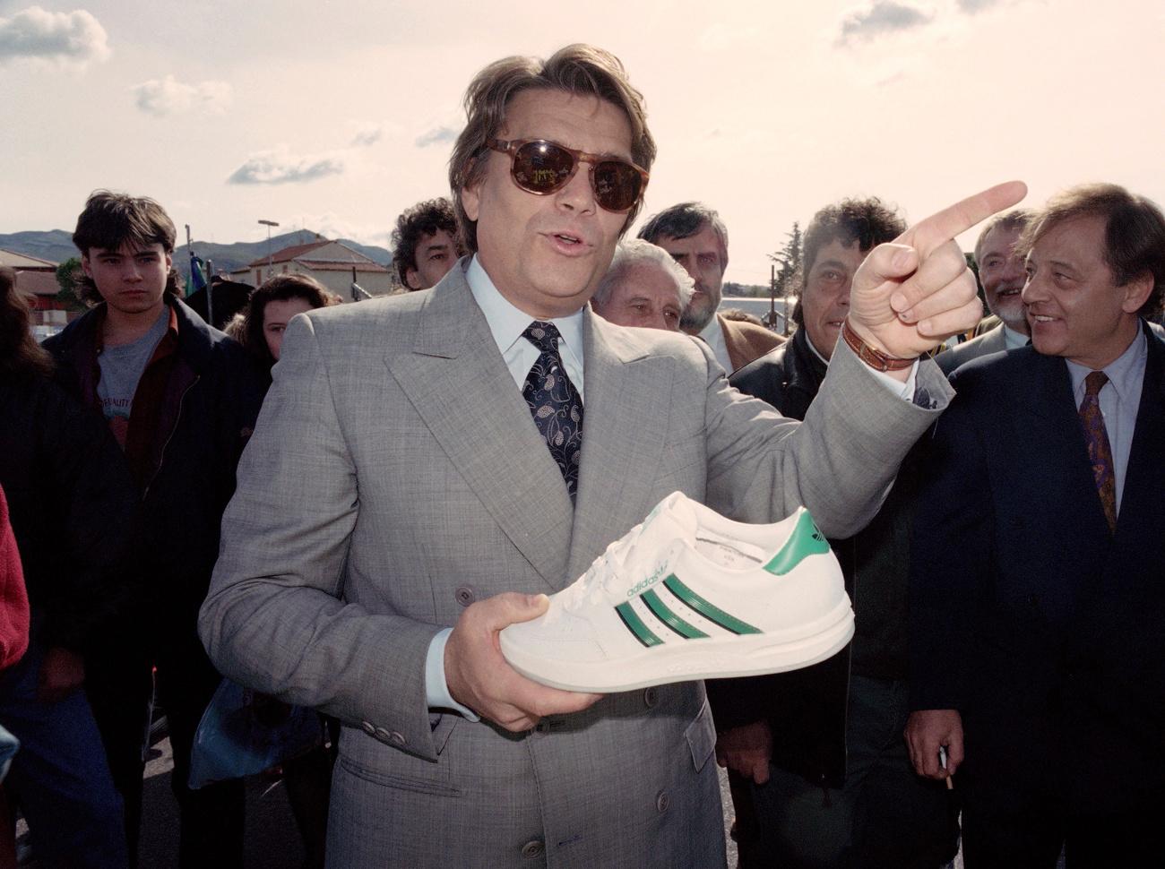 Tapie et sa chaussure Adidas, en 1992 à Cuques