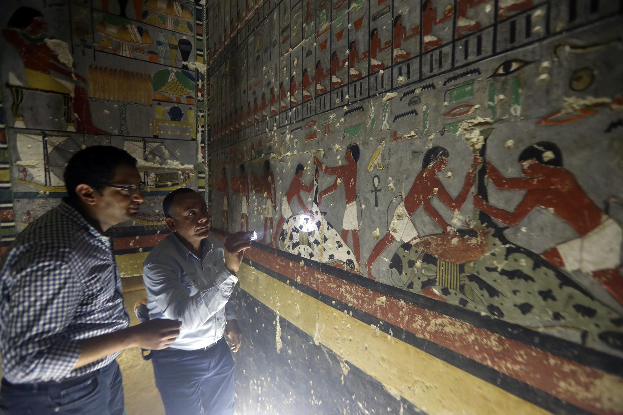 Découverte du tombeau de Khuwy, en Égypte.