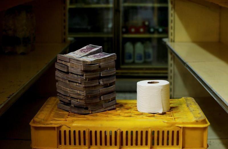 Au Venezuela, une tonne de billets pour un rouleau de papier toilette (en  images)