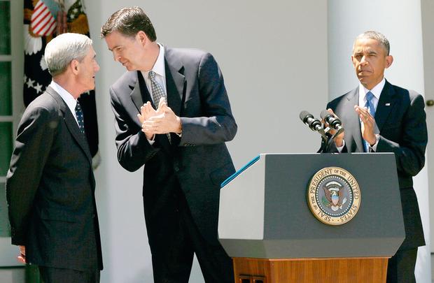 Barack Obama benoemde James Comey (midden) in 2013 als directeur van de FBI, in opvolging van Robert Mueller (links).
