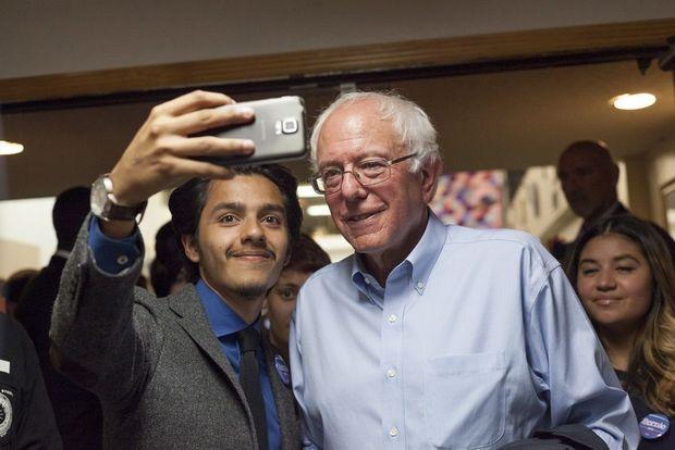 Bernie Sanders leert te glimlachen voor selfies