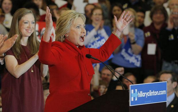 Democrate Hillary Clinton juicht in Iowa, na de eerste voorverkiezing.