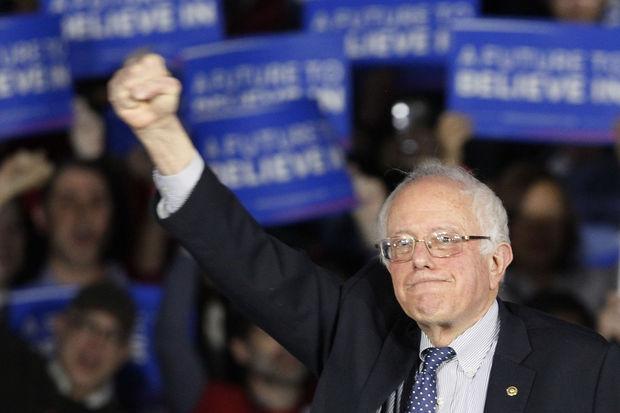 Democraat Bernie Sanders juicht na de eerste voorverkiezing in Iowa.