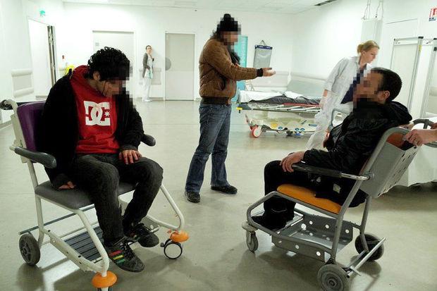 Twee van de slachtoffers van de aanval door drie mannen, in een ziekenhuis in Calais.