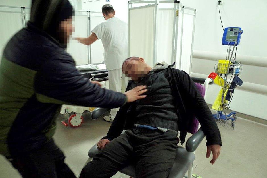 Een van de slachtoffers van de aanval door drie mannen, in een ziekenhuis in Calais.