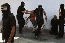 Militanten van Hamas en Palestijnen die ervan verdacht worden met Israël gecollaboreerd te hebben, voor de executie.