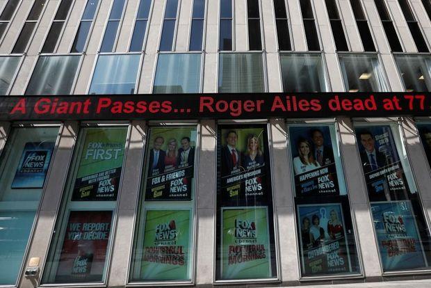 Buiten de hoofdzetel van Fox News in New York, de dag van het overlijden van oprichter Roger Ailes. 