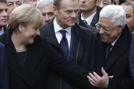 Duits bondskanselier Angela Merkel en president van de Palestijnse Autoriteit Mahmoud Abbas tijdens de solidariteitsmars in Parijs, Frankrijk.