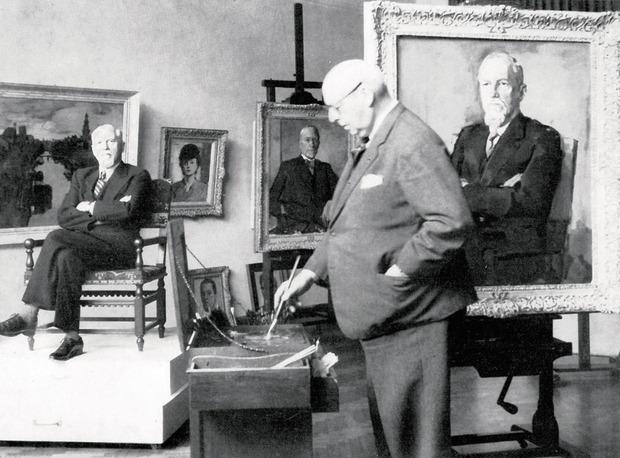 Frans Van Cauwelaert poseert in het atelier van Isidoor Opsomer.