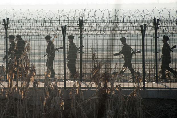 Noord-Koreaanse soldaten langs de grens met China