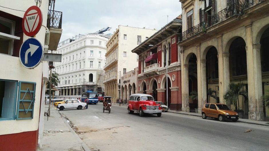 In Havana rijden er bijna uitsluitend oldtimers. Hier in België is zo'n voertuig een luxeproduct, daar een noodzakelijk kwaad.