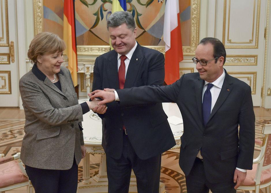 De Duitse bondskanselier Angela Merkel, de Oekraïense president Petro Porosjenko en de Franse president François Hollande.