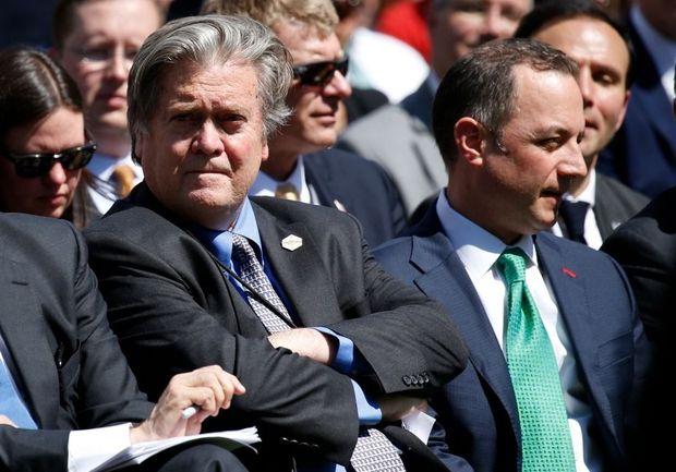 Hoofdstrateeg van de regering Trump Stephen Bannon (links) naast stafchef Reince Priebus, tijdens de aankondiging van de terugtrekking uit het klimaatakkoord van Parijs op donderdag. 
