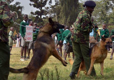 Keniaanse politie zet honden in bij kinderprotest 