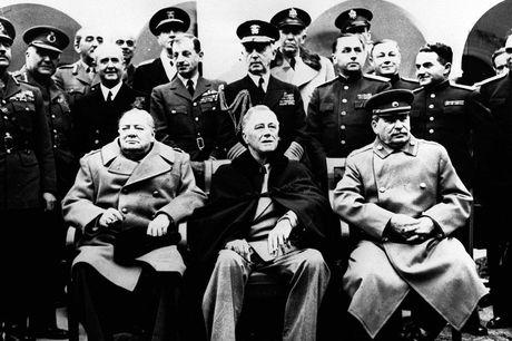 Winston Churchill in februari 1945 op de Krim met Franklin D. Roosevelt en Jozef Stalin.