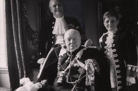 Winston Churchill als ridder in de Orde van de Kousenband, met zijn zoon Randolph en kleinzoon Winston.