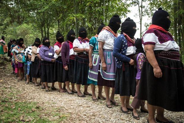 De kandidatuur van de inheemse presidentskandidate wordt ondersteund door de zapatisten. In het openbaar dragen ze allemaal een masker, om de onzichtbaarheid van de inheemse volkeren aan de kaak te stellen. 