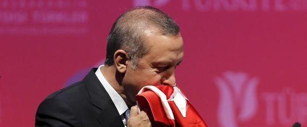 Erdogan kust de Turkse vlag 