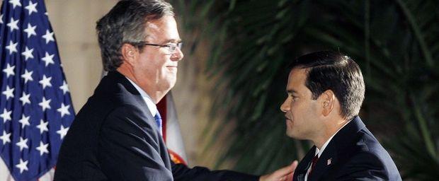 Beeld uit 2010, toen Jeb Bush een handje toestak tijdens de Senaatscampagne van Marco Rubio