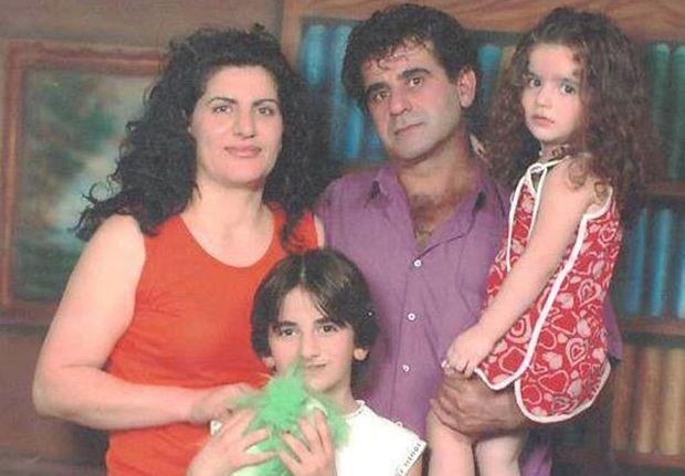 Nasser Saber Bondek met zijn echtgenote Fariza en kinderen in 2006. In februari van dit jaar werd de dichter opgepakt, wellicht door leden van de Syrische veiligheidsdienst. Kort na zijn verdwijning werd hij door een gevangene in een cel in Damascus gesignaleerd. Via via kreeg zijn familie in april te horen dat hij 'oké' was. Sindsdien geen nieuws