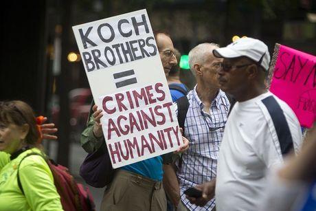 Protest tegen de Kochs tijdens een klimaatbetoging in 2014