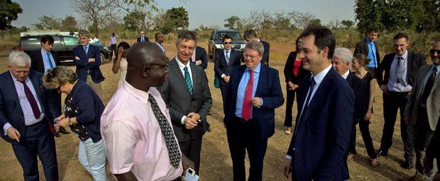 Alexander De Croo bezoekt kippenkwekerij in Burkina Faso