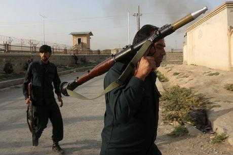 Afghaanse politieagenten arriveren aan de luchthaven van Kaboel waar een aanval van de taliban plaatsvond.