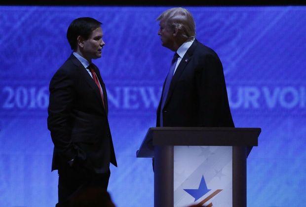 Marco Rubio tijdens een reclamepauze in gesprek met Donald Trump