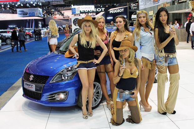 De 'cowgirls' van Suzuki op het autosalon 2015