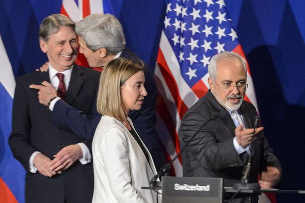 De Britse, Amerikaanse en Iraanse ministers van Buitenlandse Zaken Philip Hammond, John Kerry en Mohammad Javad Zarif met EU-vertegenwoordigster Federica Mogherini.