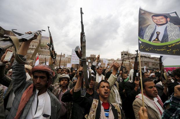 Houthi-aanhangers protesteren tegen de luchtaanvallen in Jemen door Saudi-Arabië.
