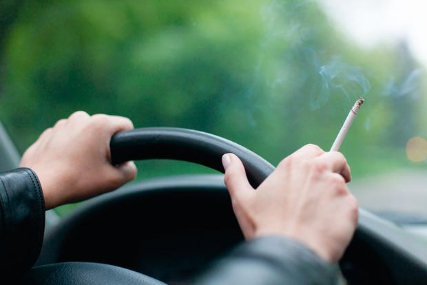 Negen op de tien Belgen zijn voorstander van het verbod op roken in de auto in de aanwezigheid van minderjarigen, maar op politiek vlak gebeurt er niets. 