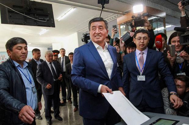 Jeenbekov brengt zijn stem uit in Bishkek, 15 oktober 2017.