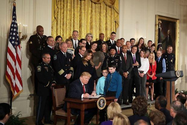 De Amerikaanse president verklaart een noodtoestand voor de volksgezondheid, veroorzaakt door de opioïdencrisis, in het bijzijn van nabestaanden van drugsdoden, Washington, 26 oktober 2017. 