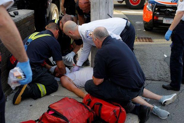 Ambulanciers reanimeren een 32-jarige man die bezweek aan een overdosis opioïden in het Amerikaanse Everett, Massachusetts, 23 augustus 2017. 