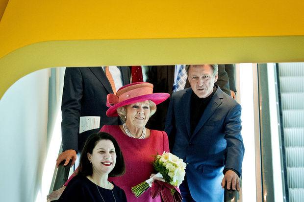 Ann Goldstein (l) met de Nederlandse koningin bij de opening van het vernieuwde Stedelijke Museum.