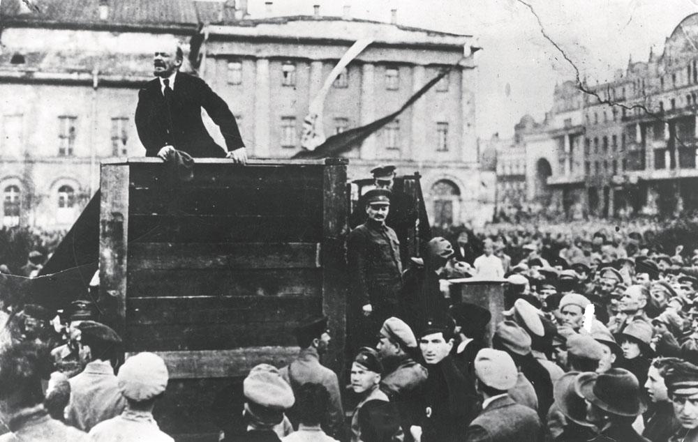 Lenin tijdens een 1 meitoespraak in 1920, een jaar voor de invoering van de Nieuwe Economische Politiek.
