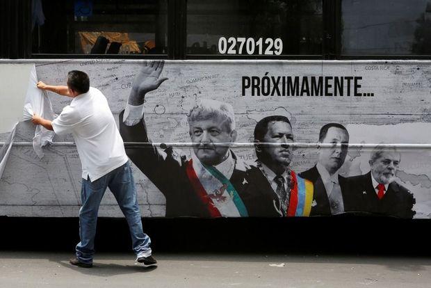 Een affiche zet de Mexicaanse presidentskandidaat Andres Manuel Lopez Obrador naast linkse Latijns-Amerikaanse leiders zoals Chavez en Lula 
