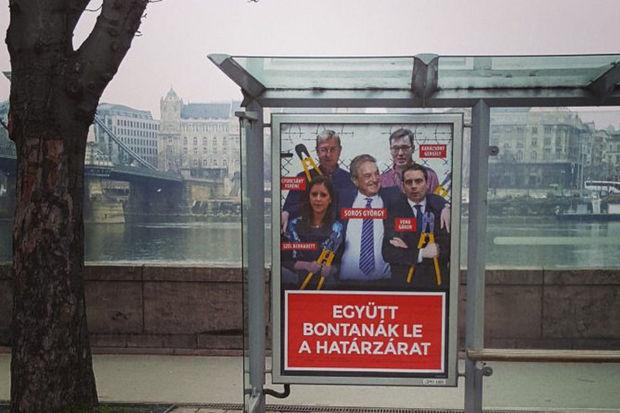Campagneposter van Viktor Orbáns Fidesz-partij met daarop George Soros en Hongaarse oppositieleiders. Er staat: 'Samen breken ze de grens af'. De gele tangen verwijzen naar het hekwerk dat Orbán aan de Hongaarse grens liet optrekken. 
