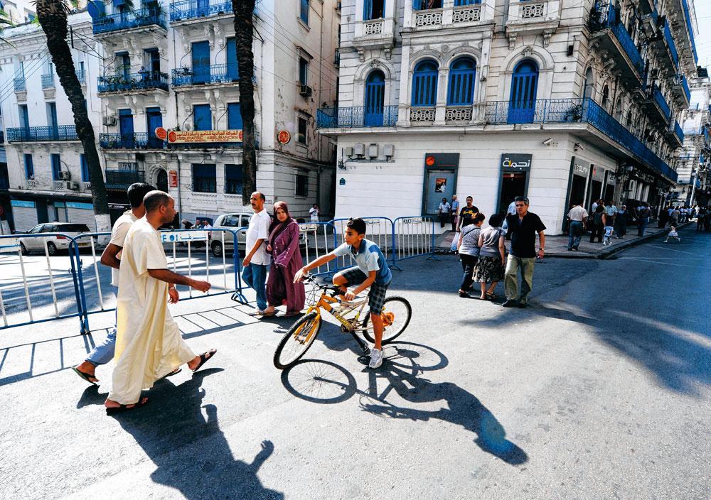 Een autoloze dag in Algiers 'Mensen weten het niet meer. Wie kan vertrekken, vertrekt.'