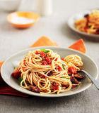 Spaghetti aux tomates, aux olives et aux câpres